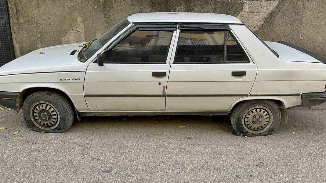 Aracını sokağa park edenler mahalle sakinleri sabah korkunç manzarayla karşılaştı! Apart topar polisi aradılar 3